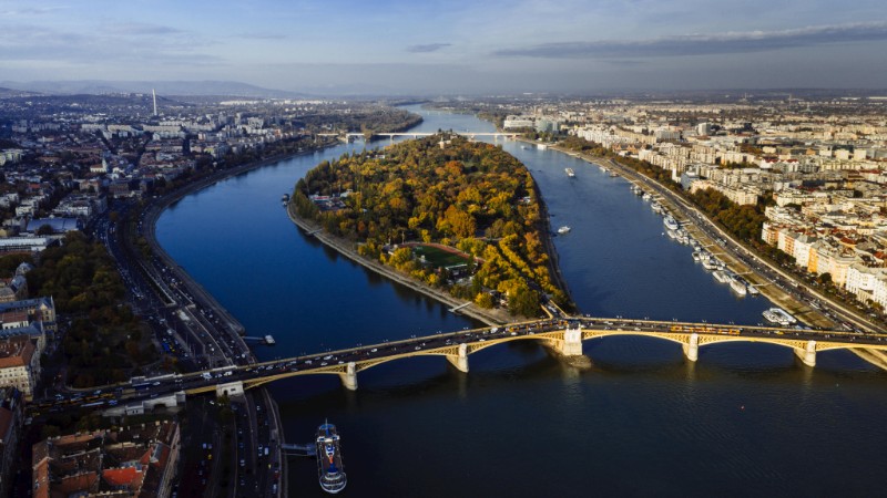 Scenic aerial view of Margaret Island and the Danube River in Budapest, Hungary, during autumn. - Scenic aerial view of Margaret Island and the Danube River in Budapest, Hungary, during autumn., tags: der - pexel